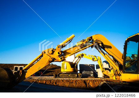 造成工事中の黄色いショベルカー　b-2 高彩度コントラスト 122018466