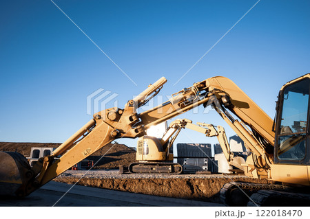 造成工事中の黄色いショベルカー　b-5 クールカラー 122018470