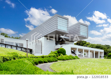 新緑に囲まれた、快晴の北九州市立美術館 122018533