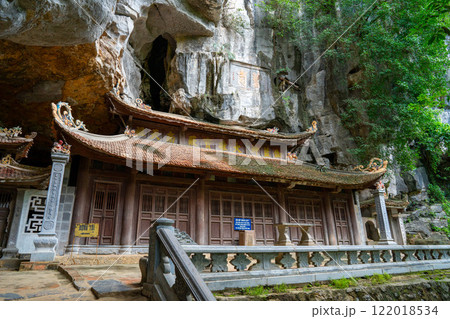 岩壁につくられた洞窟寺院　ビックドン寺院　タムコック　ベトナム 122018534