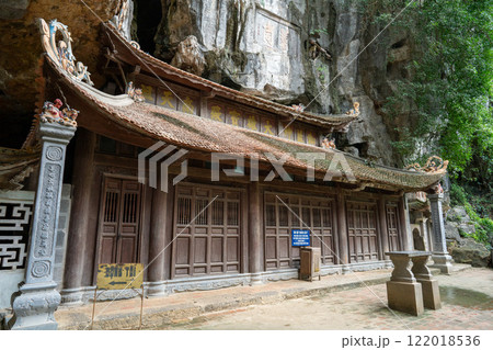岩壁につくられた洞窟寺院 ビックドン寺院 タムコック ベトナム 岩壁につくられた洞窟寺院 ビックドン寺院 タムコック ベトナム 122018536