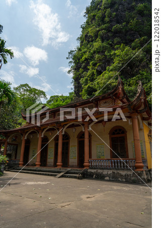 岩壁につくられた洞窟寺院 ビックドン寺院 タムコック ベトナム 岩壁につくられた洞窟寺院 ビックドン寺院 タムコック ベトナム 122018542