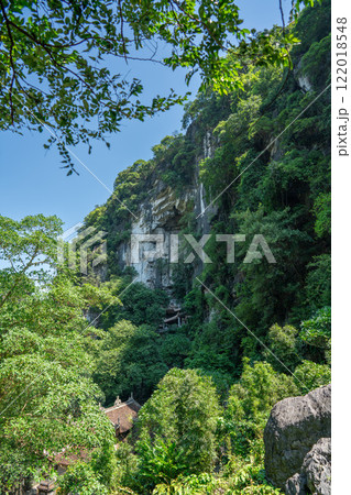岩壁につくられた洞窟寺院　ビックドン寺院　タムコック　ベトナム 122018548