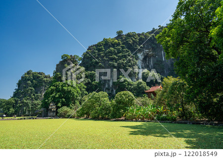 岩壁につくられた洞窟寺院　ビックドン寺院　タムコック　ベトナム 122018549