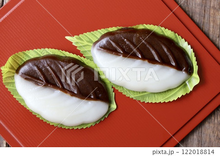 漆塗りのトレーに乗せたべこ餅　和菓子 122018814