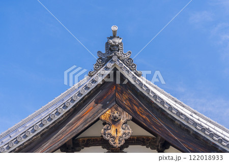 春の京都　本法寺　庫裡の屋根 122018933