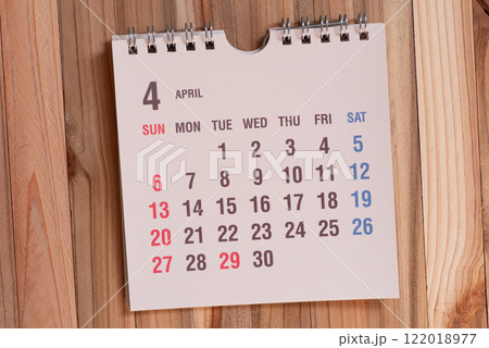 木目背景に卓上カレンダー 122018977
