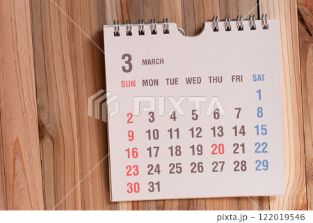 木目背景に卓上カレンダー 122019546