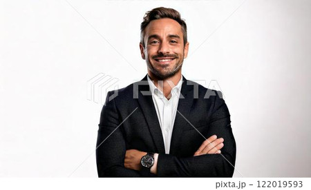 腕組みをしている笑顔のビジネスマン男性 122019593