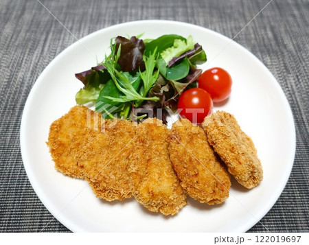 ヒレカツと付け合わせの野菜 122019697