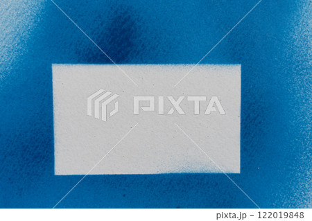 青色のスプレー塗料で塗った背景 122019848