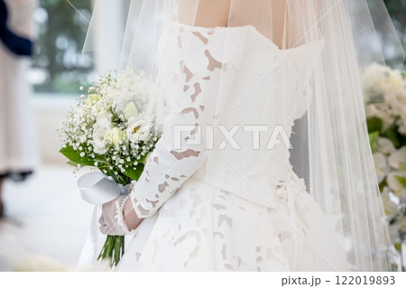 結婚式場バージンロードで入場する新婦のイメージ素材 結婚式場バージンロードで入場する新婦のイメージ素材 122019893