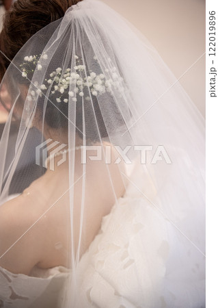 結婚式場バージンロードで入場する新婦のイメージ素材 122019896