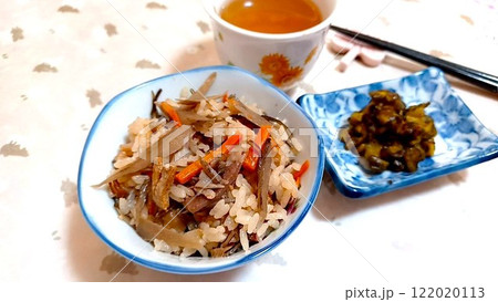 具材たっぷりの炊き込みご飯 122020113
