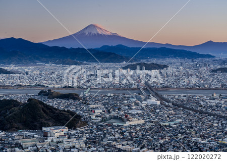 静岡市朝鮮岩から朝焼けに染まる静岡市の街並みと富士山 122020272