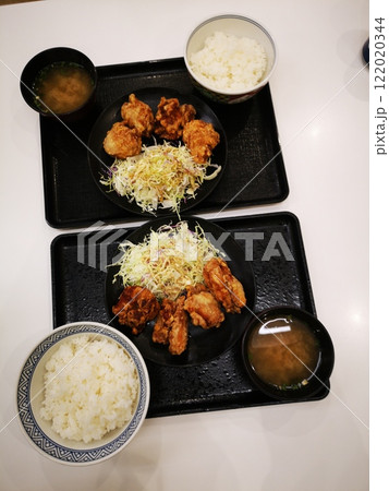 ファーストフードの唐揚げ定食 ファーストフードの唐揚げ定食 122020344
