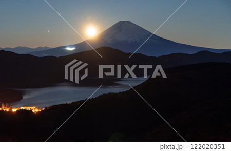 箱根大観山から月光に照らされた富士山 箱根大観山から月光に照らされた富士山 122020351