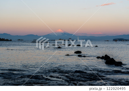夜明けの葉山から富士山の夜明けと紅富士 122020495