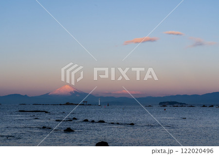 夜明けの葉山から富士山の夜明けと紅富士 122020496