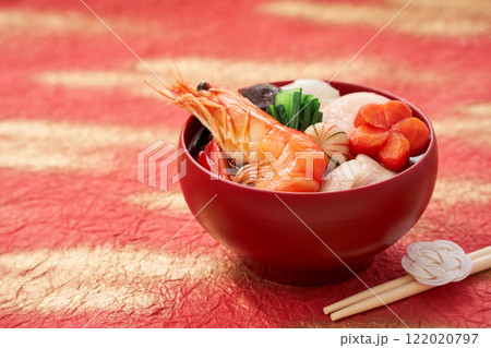 海老ののった豪華なお雑煮 122020797
