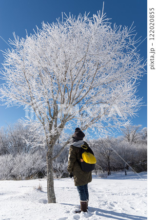 霧氷を眺める人の後ろ姿 霧氷を眺める人の後ろ姿 122020855