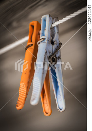 Plastic colored clothes pegs 122021143