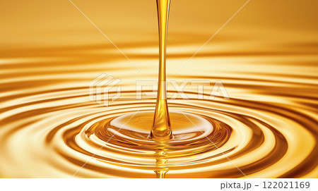 金色に輝く液体が注がれる瞬間. 122021169