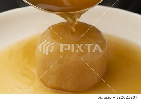 大根の煮物におたまでだし汁をかける 大根の煮物におたまでだし汁をかける 122021287