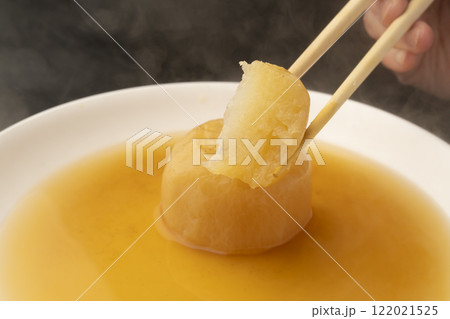 大根の煮物を箸で持ち上げる 122021525