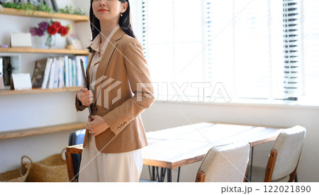 室内で撮影された女性ポートレート 122021890