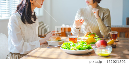 食事中の二人 122021891