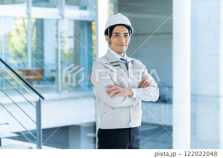 作業服を着たビジネスマン 作業服を着たビジネスマン 122022048