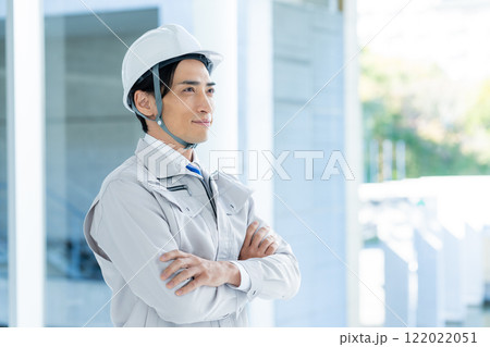 作業服を着たビジネスマン 122022051