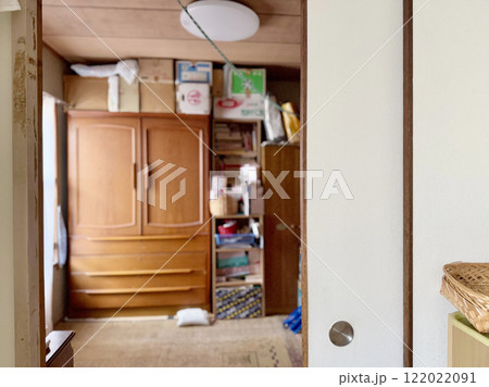 ふすまを開けた先のタンスのある部屋 122022091