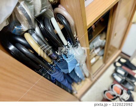 下駄箱に並べたたくさんの傘 122022092