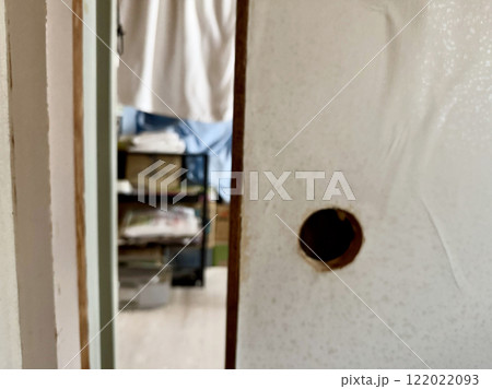 古いふすまの隙間から見える部屋 122022093