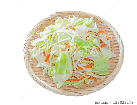 ざるに盛った簡単調理のためのカット野菜【白背景・切り抜き】 ざるに盛った簡単調理のためのカット野菜【白背景・切り抜き】 122022172