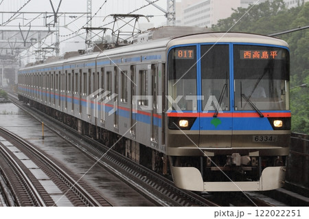 新高島平駅に進入する都営三田線6300形 6334F 122022251