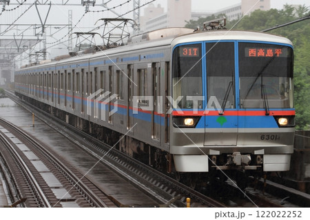 新高島平駅に進入する都営三田線6300形 6301F 122022252