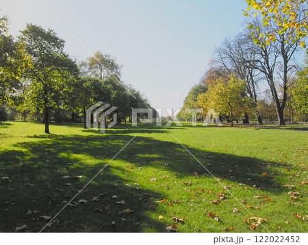 秋の公園のある風景 122022452