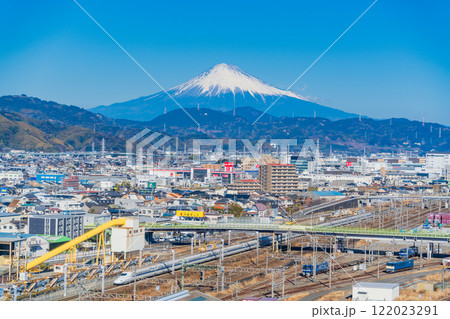 （静岡県）グランシップ展望室から眺める静岡貨物駅・操車場、後方に富士山 122023291