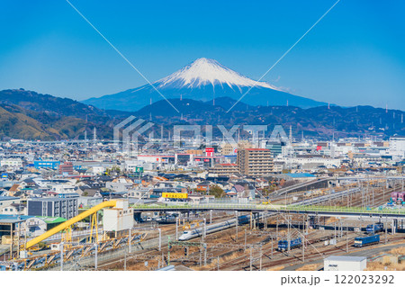 (静岡県)グランシップ展望室から眺める静岡貨物駅・操車場、後方に富士山 (静岡県)グランシップ展望室から眺める静岡貨物駅・操車場、後方に富士山 122023292