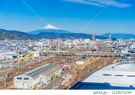 （静岡県）グランシップ展望室から眺める静岡貨物駅・操車場、後方に富士山 122023294