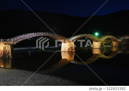 ブルーアワーの空と漆黒の山を背景にライトアップで輝く錦帯橋　Ver4 122023382