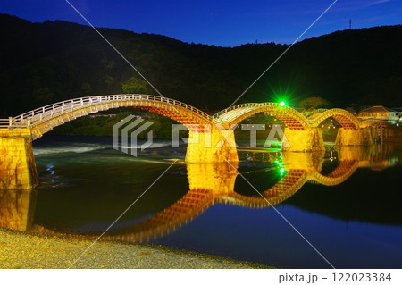 ブルーアワーの空と漆黒の山を背景にライトアップで輝く錦帯橋　Ver2 122023384