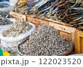 アジアのマーケットに並ぶ小魚の干物 アジアのマーケットに並ぶ小魚の干物 122023520