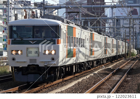 新大久保駅を通過する185系 湘南色+エクスプレス185色 122023611