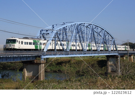 川越線の荒川鉄橋を渡る団体列車 185系 B6編成 川越線の荒川鉄橋を渡る団体列車 185系 B6編成 122023612