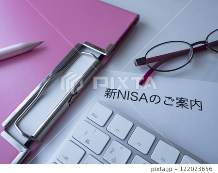 テーブルに置かれたバインダーとメガネとキーボード 122023656