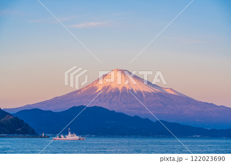 （静岡県）夕やみ迫る清水港に停泊する船舶と後方に富士山 122023690